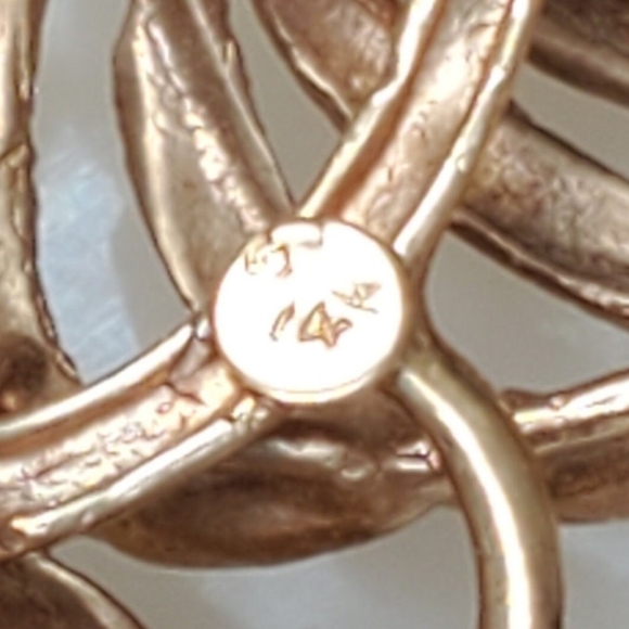 Vintage 14K Yellow Gold DescriptionThis stunning anti Flower Brooch Marked 14k - Picture 9 of 10